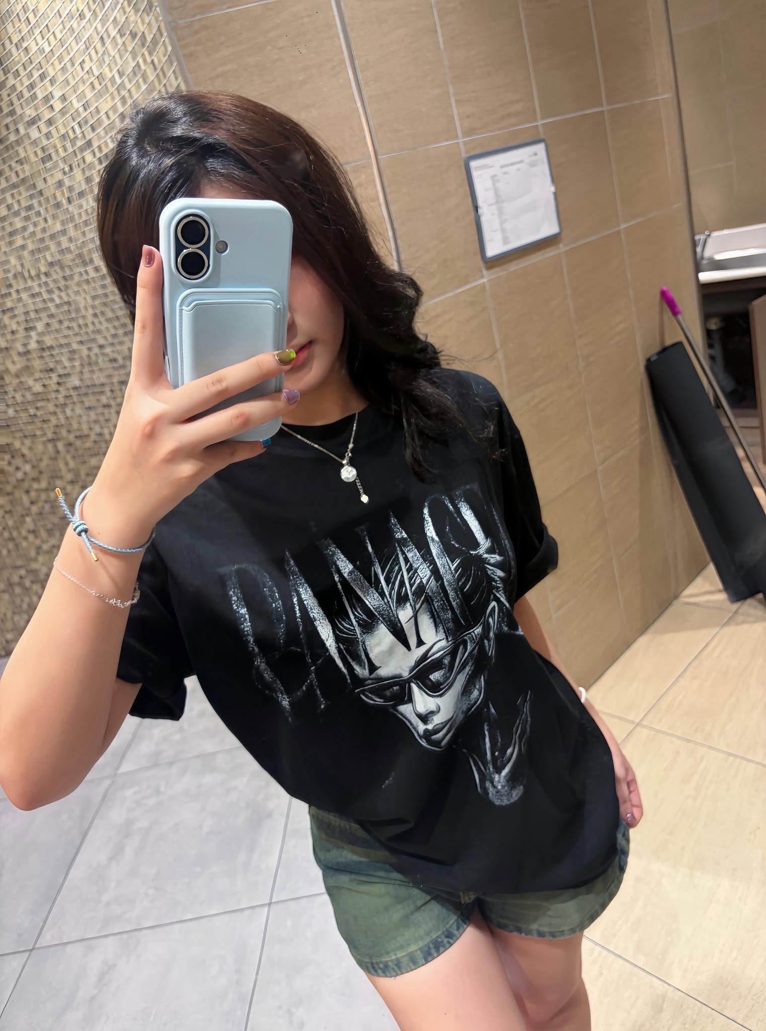 PANACEA Shadow Graphic Tee hinh co gai