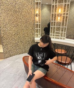PANACEA Shadow Graphic Tee hinh co gai diem nhan