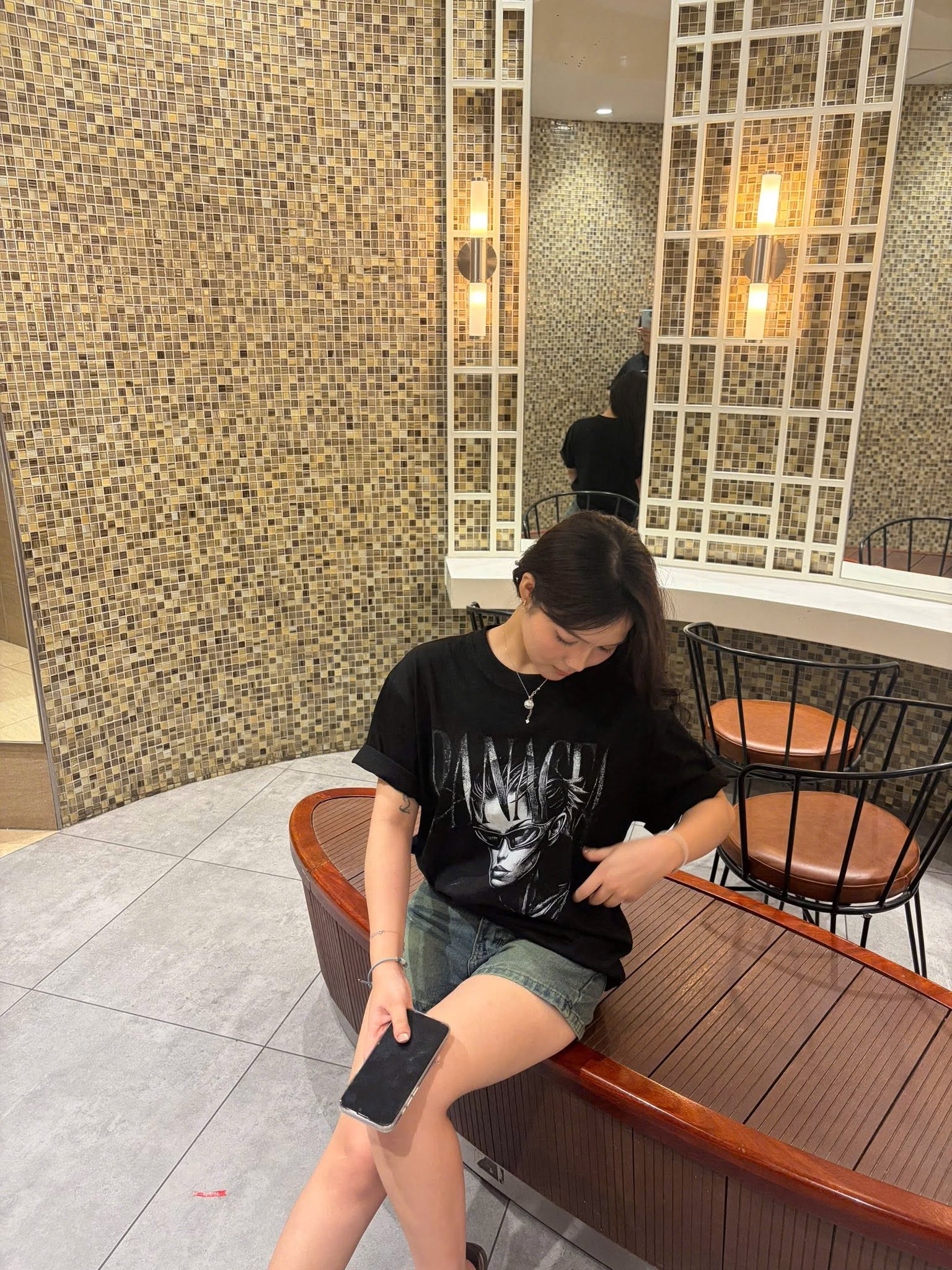 PANACEA Shadow Graphic Tee hinh co gai diem nhan