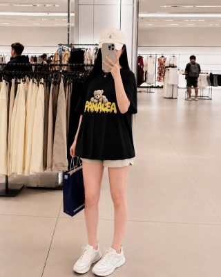 Áo phông giấu quần phối cùng sneaker trắng