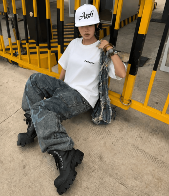 Áo phông giấu quần phối boots cá tính